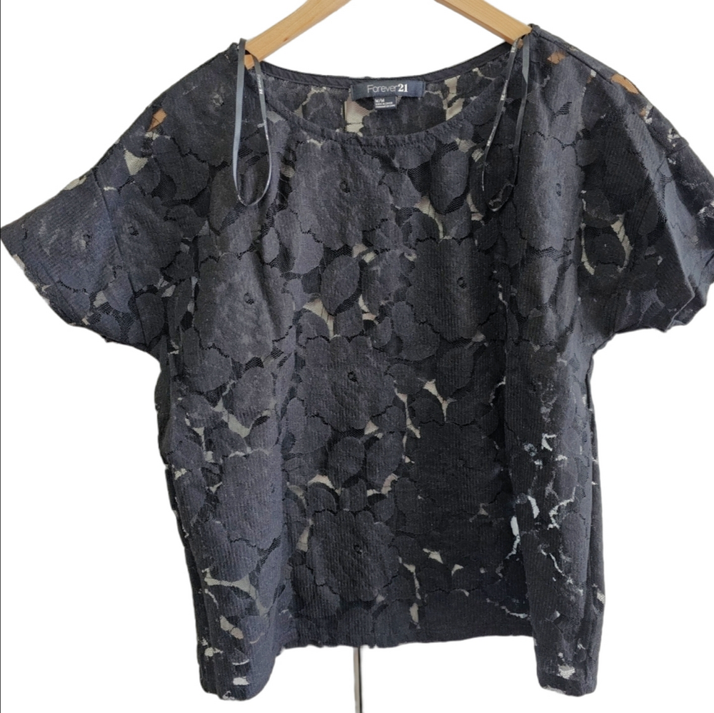 ✨ 3/$20✨ Forever 21 Floral Lace Top